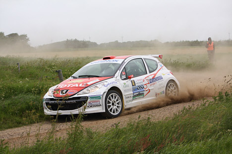 Karl-Åge Jensen og Freddy Pedersen fører nu i kampen om Danmarksmesterskabet efter andenplads i Rally Sønderjylland Skærbæk.